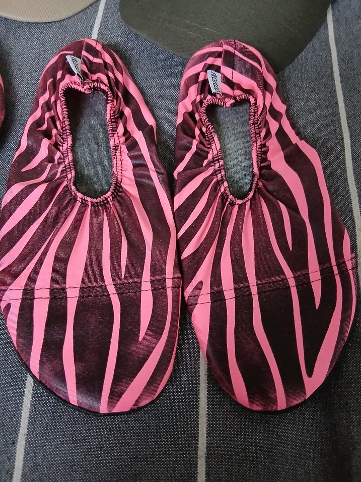 Pembe Zebra Desenli deniz ayakkabıdı ve iki erkek şapkası - Görsel 2