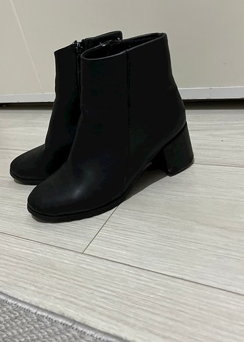 36 Beden siyah Renk Siyah Deri Tokalı Kadın Bot