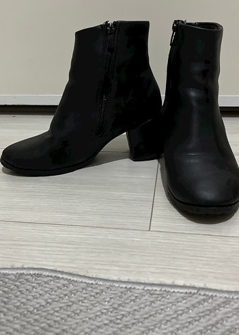 Siyah Deri Tokalı Kadın Bot