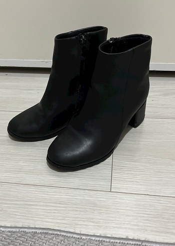36 Beden Siyah Deri Tokalı Kadın Bot