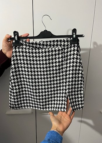 Kemer Detaylı Siyah Beyaz Mini Etek - Görsel 2