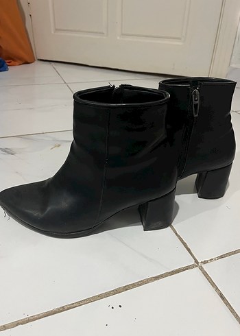 Siyah Deri Topuklu Kadın Bot - Görsel 2