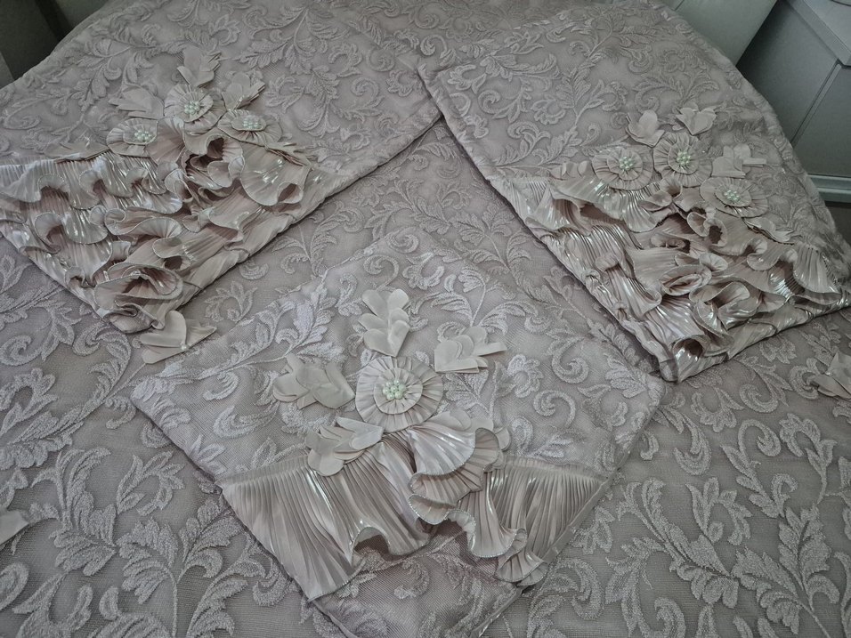 Nakışlı Gri Beyaz Yatak Örtüsü - Görsel 2