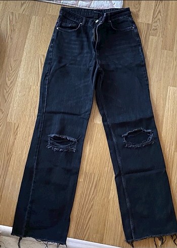 Siyah Yırtık Detaylı Regular Fit Kadın Kot Pantolon