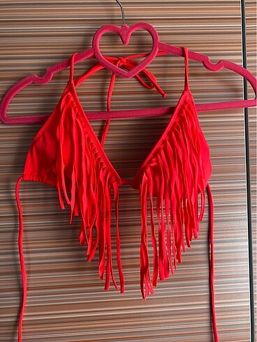 Canlı renkte bikini üstü