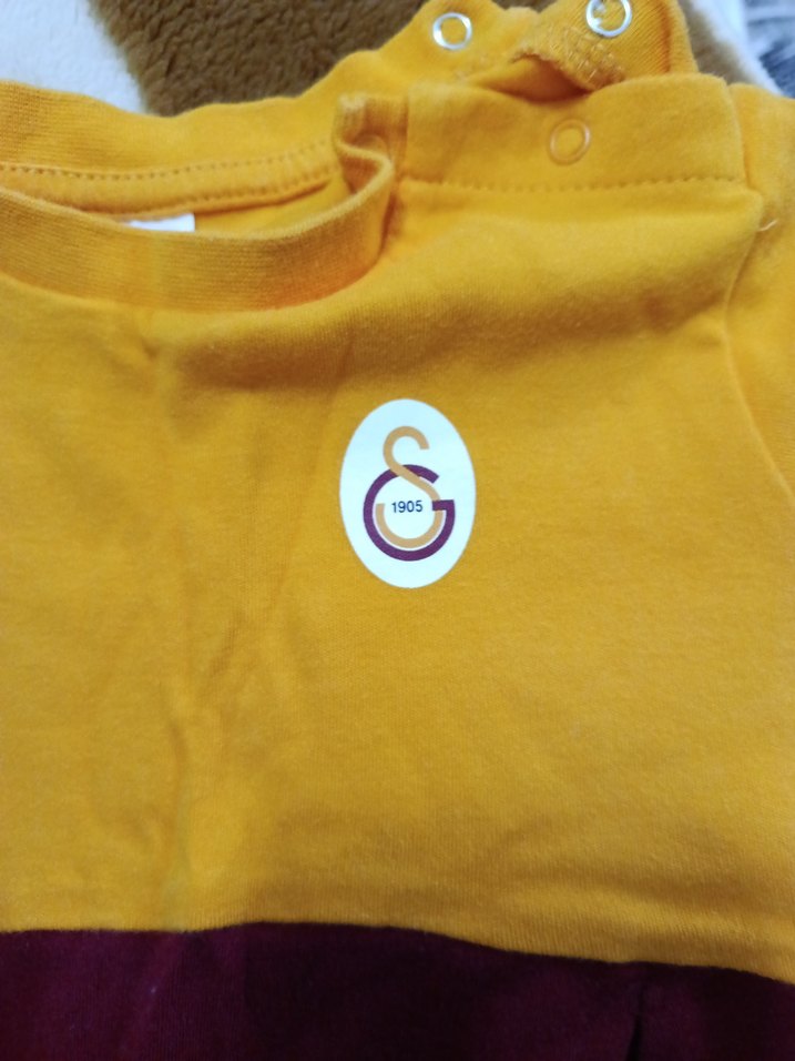 Gs Renkli Kısa Kollu Bebek Tulum - Görsel 3