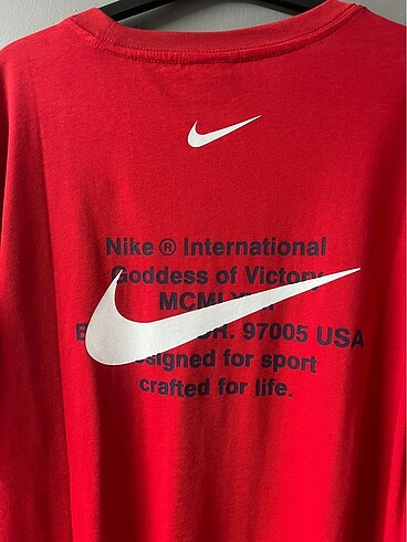 l Beden kırmızı Renk Nike Swoosh Tshirt