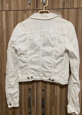 Stradivarius Beyaz Düğmeli Kısa Kot Ceket - Görsel 4