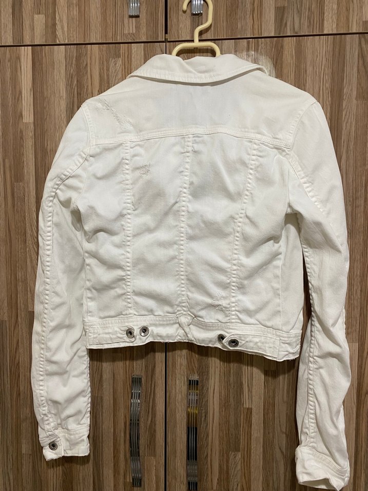 Stradivarius Beyaz Düğmeli Kısa Kot Ceket - Görsel 4