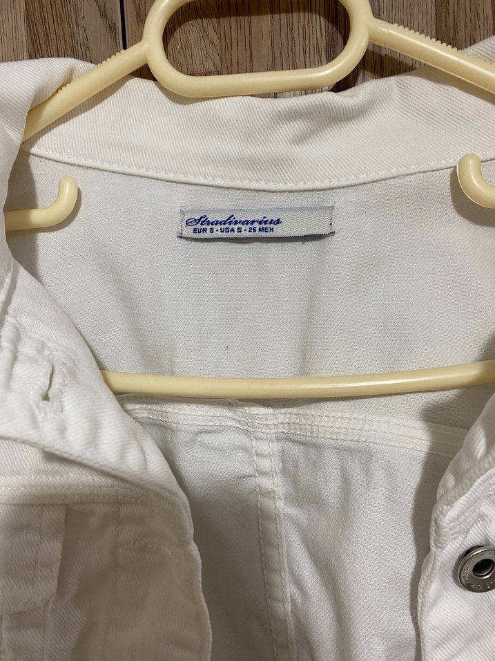 Stradivarius Beyaz Düğmeli Kısa Kot Ceket - Görsel 3