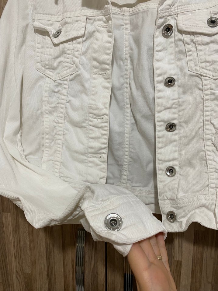 Stradivarius Beyaz Düğmeli Kısa Kot Ceket - Görsel 2