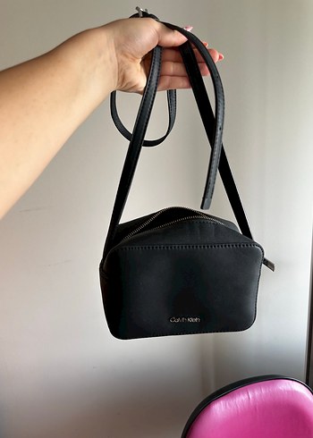 Calvin Klein Siyah Deri Calvin Klein Kadın Çapraz Çanta