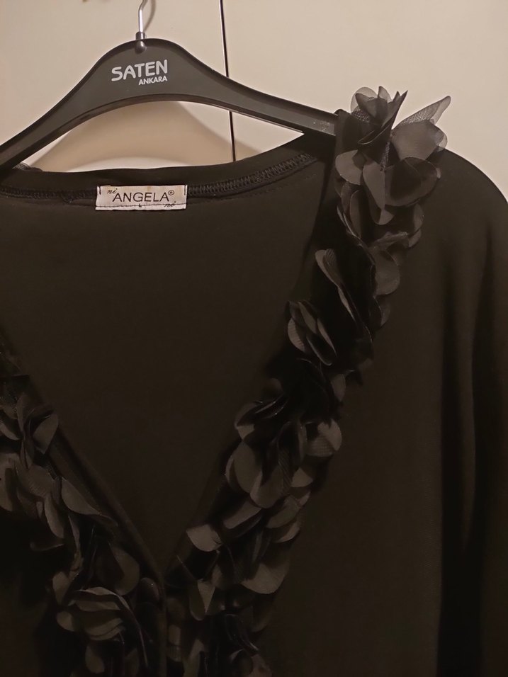 Siyah Uzun Kollu yaka ve kollar çiçek tüllü hırka - Görsel 2