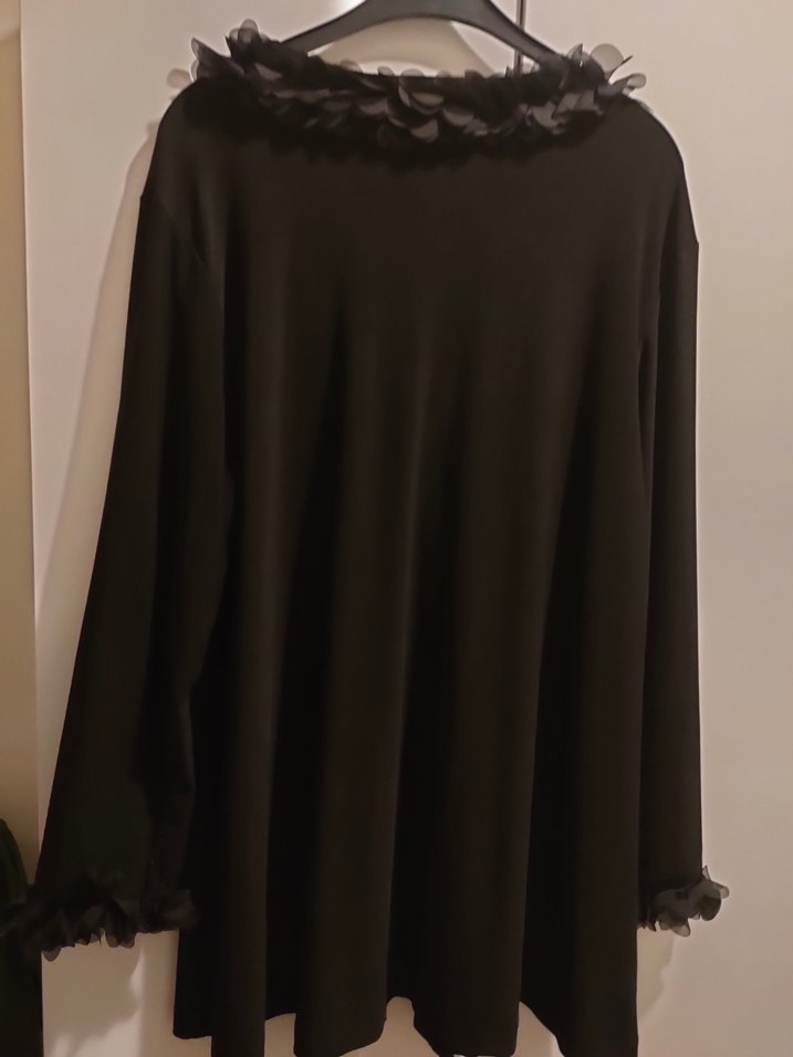 Siyah Uzun Kollu yaka ve kollar çiçek tüllü hırka - Görsel 3