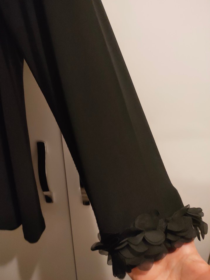 Siyah Uzun Kollu yaka ve kollar çiçek tüllü hırka - Görsel 4