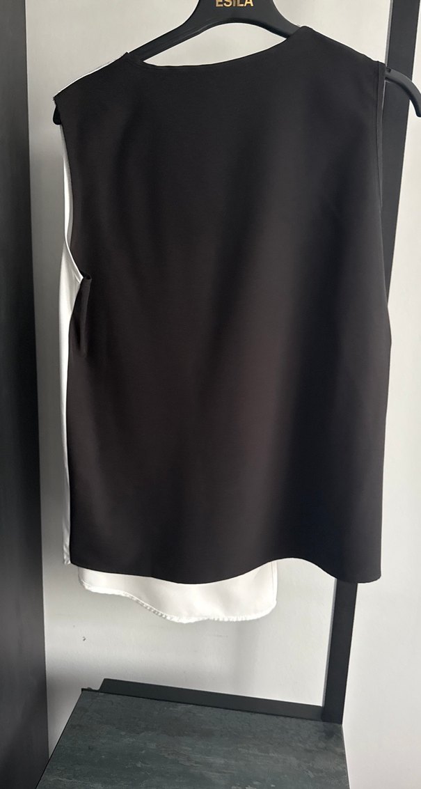 Drapeli V Yaka Siyah Beyaz Kolsuz Bluz - Görsel 2