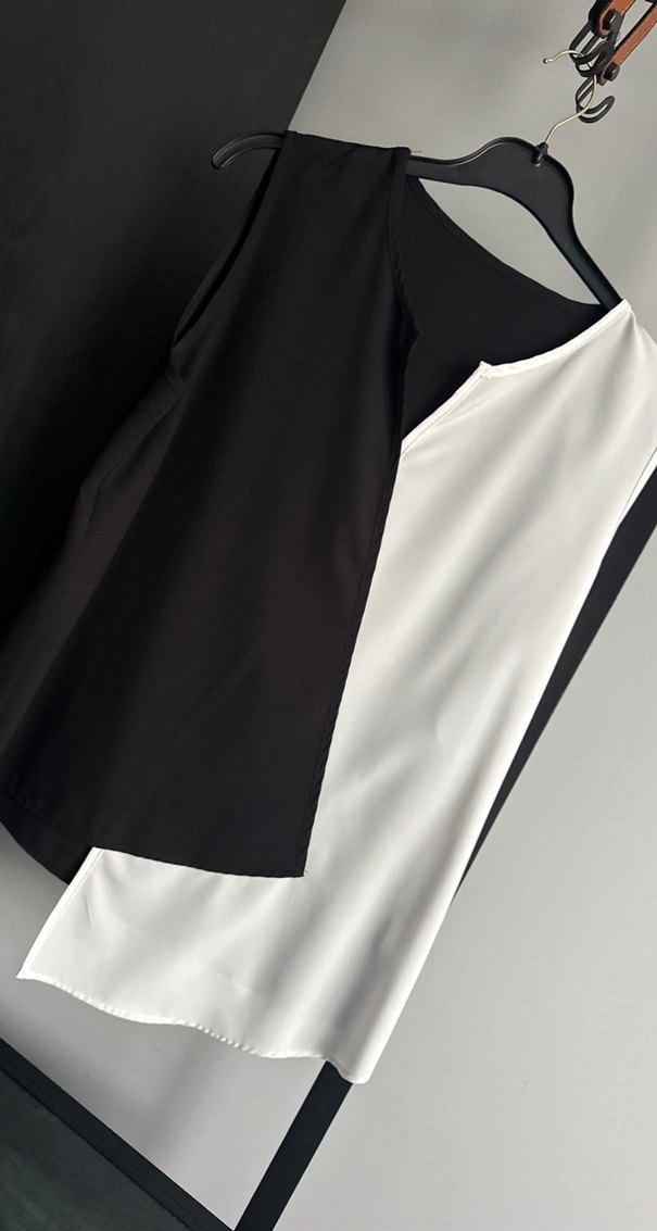 Drapeli V Yaka Siyah Beyaz Kolsuz Bluz - Görsel 3