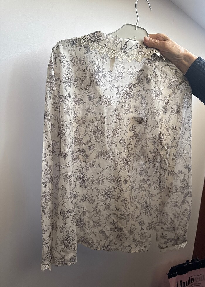 Çiçek desenli detay dantelli krem-kahverengi şık gömlek - Görsel 2