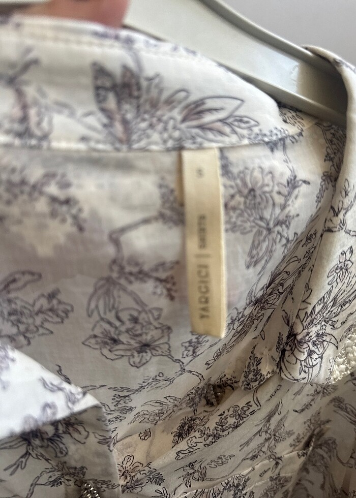 Çiçek desenli detay dantelli krem-kahverengi şık gömlek - Görsel 3