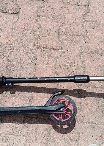 Decathlon Siyah Çocuk Scooter'ı Pembe Detaylı