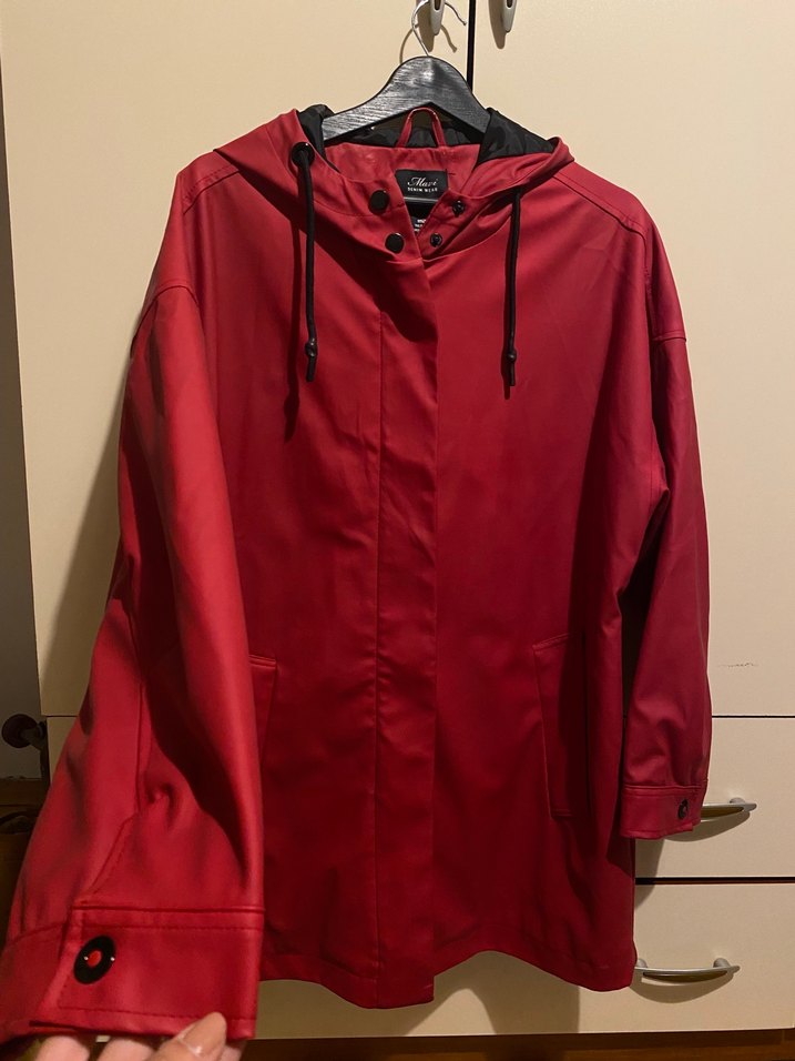 Kırmızı Fermuarlı Kadın Yağmurluk - Görsel 2