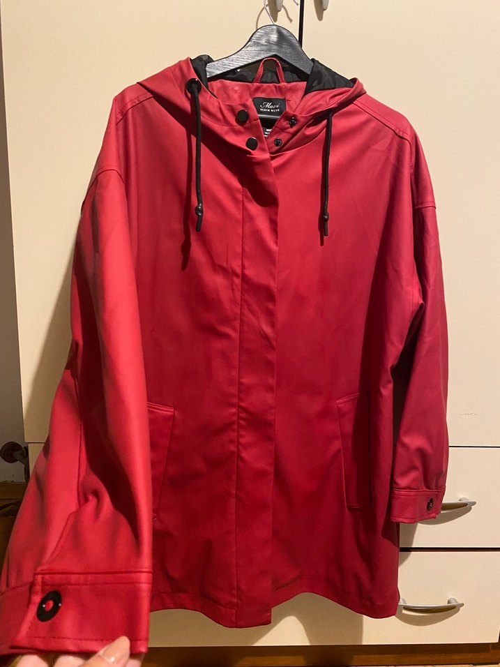 Kırmızı Fermuarlı Kadın Yağmurluk - Görsel 3