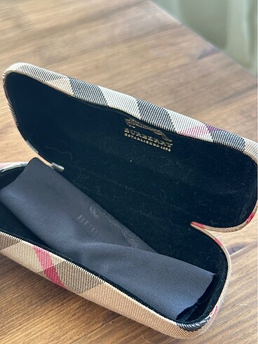 Burberry Burnerry gözlük kutusu