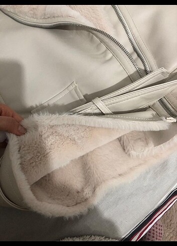 Stradivarius Stradivarius krem rengi kürklü deri ceket
