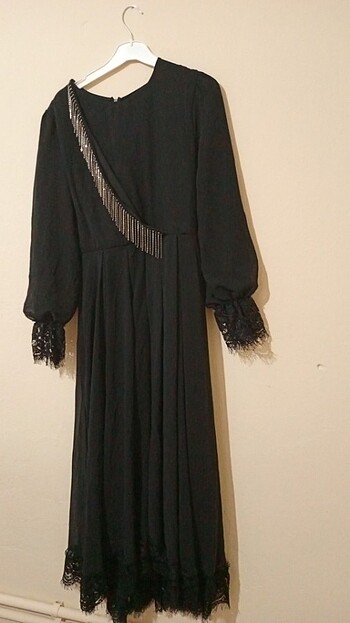 Siyah taşlı elbise 