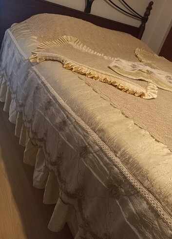 Dantel yatak örtüsü