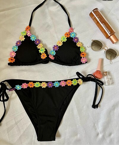 Renkli çiçekli siyah bikini takımı????