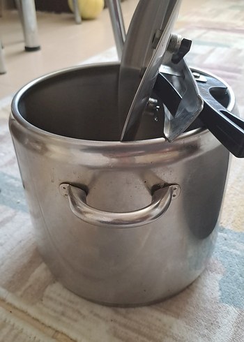 Gri Metal Tencere ve Kapak duduklu tencere