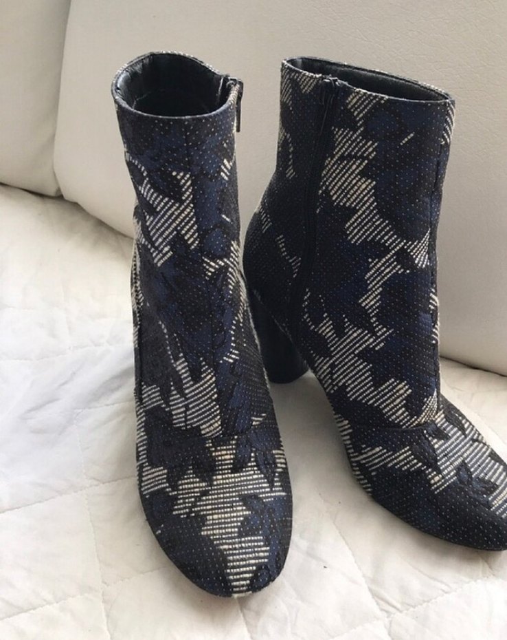 Mavi Desenli Kadın Bot - Görsel 2