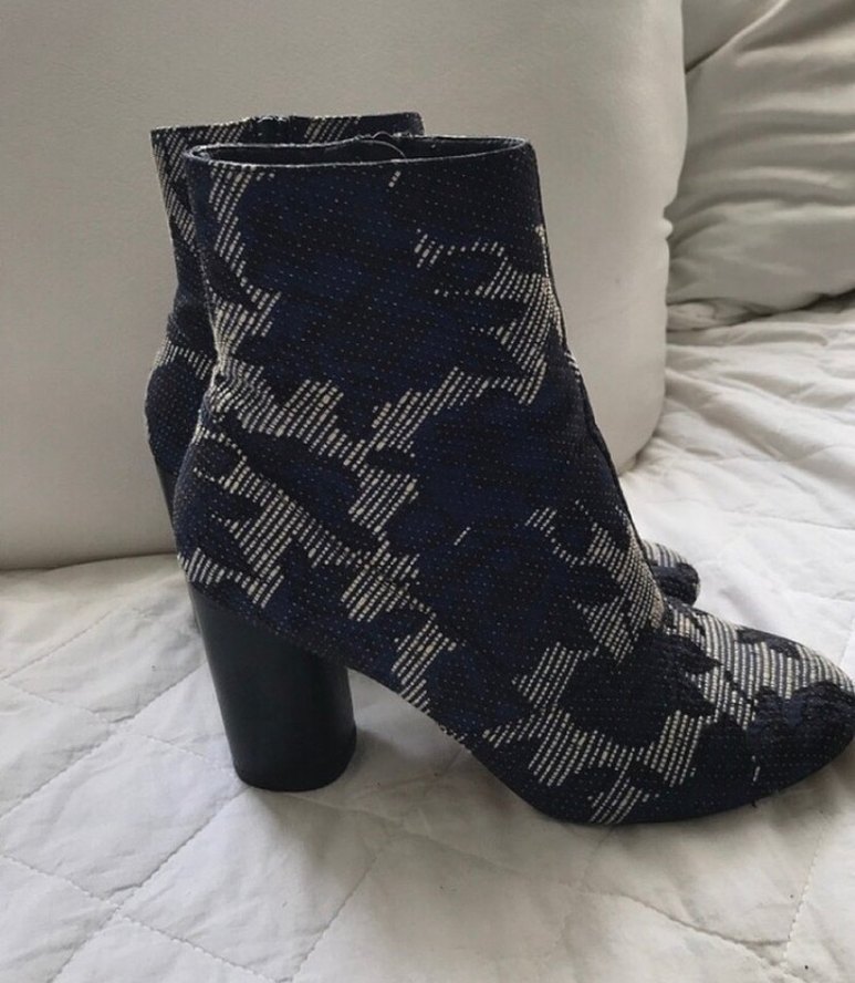 Mavi Desenli Kadın Bot - Görsel 3