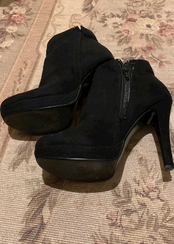 Siyah Süet Benetton Topuklu Kadın Bot - Görsel 2