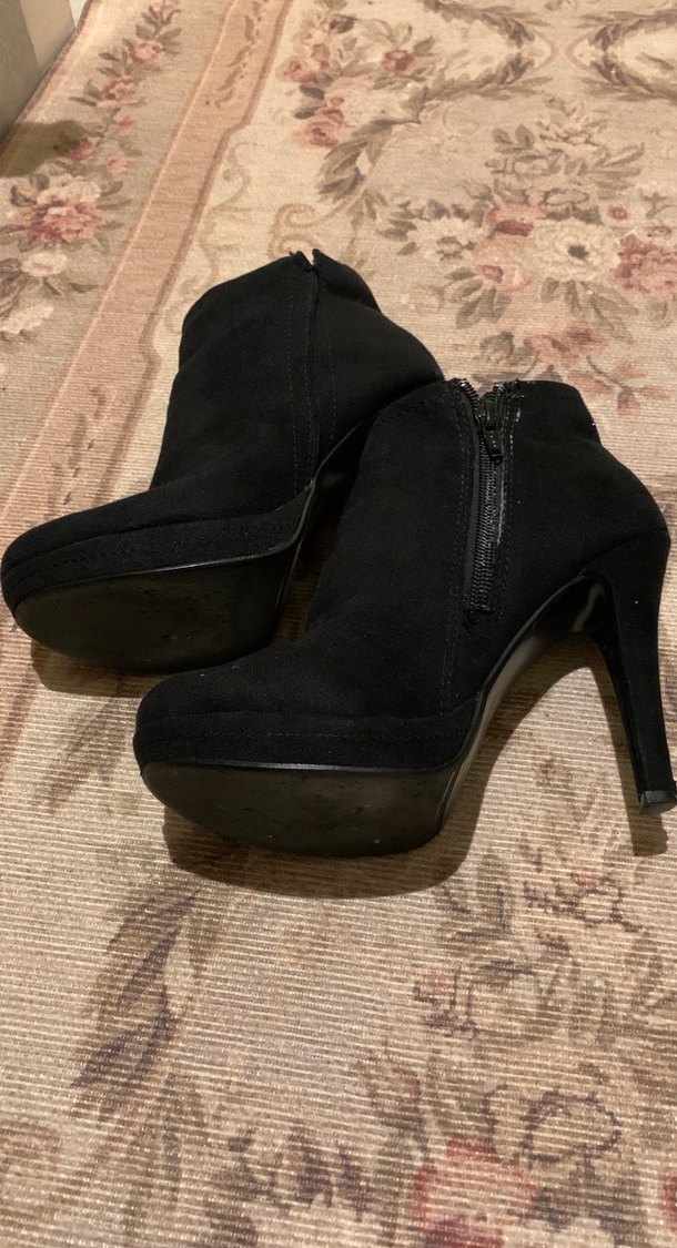 Siyah Süet Benetton Topuklu Kadın Bot - Görsel 2