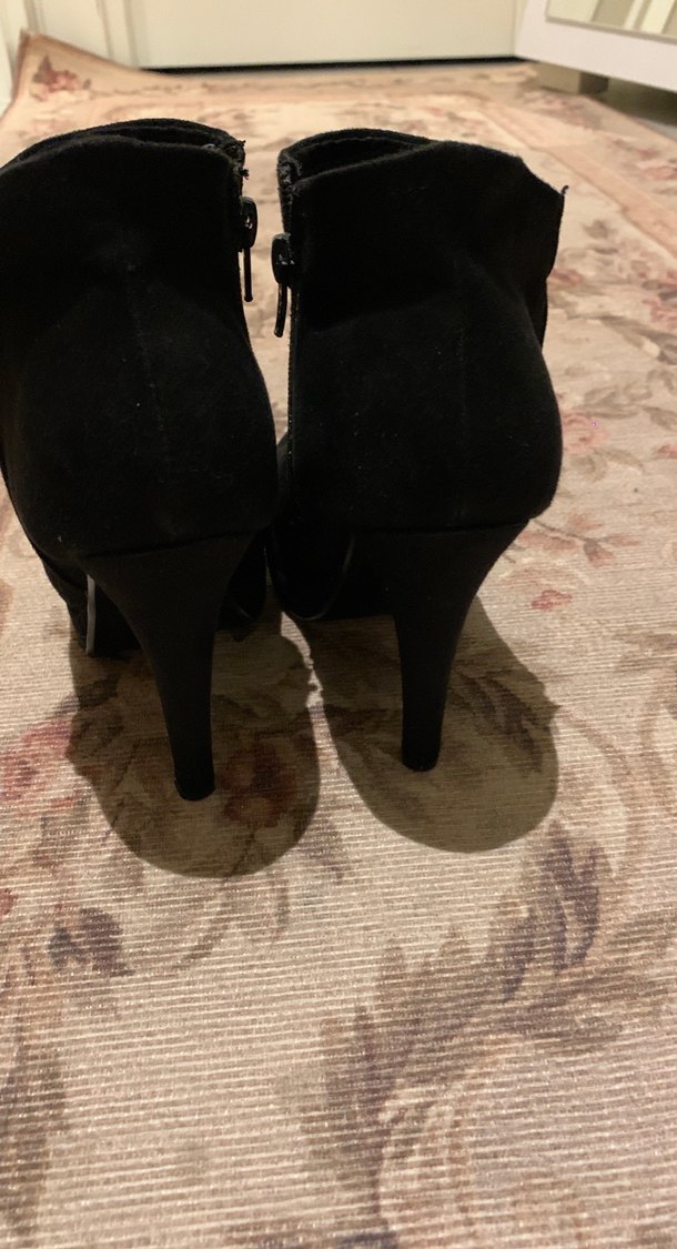 Siyah Süet Benetton Topuklu Kadın Bot - Görsel 3