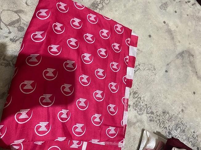 Pembe eşarp