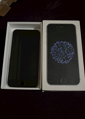 Gri iPhone 6 kutusunda, koyu renkli