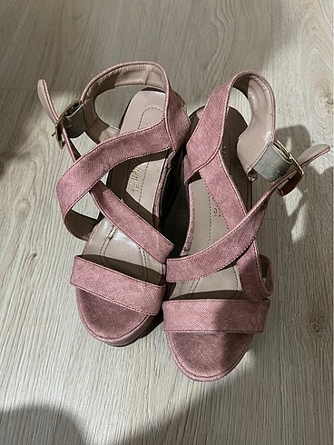 Zara Dolgu topuk sandalet