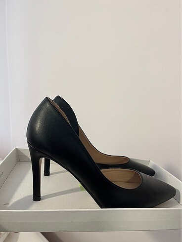 Nine West Siyah Dekolte Detaylı Stiletto