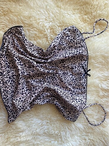 bershka fiyonklu leopar desenli crop top