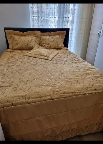 Kahverengi İşlemeli Parlak Yatak Örtüsü - Görsel 2