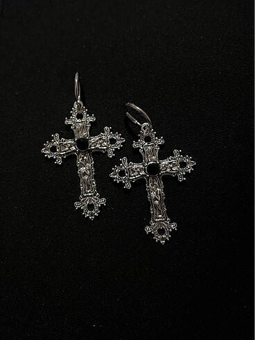 Beden vintage gotik haç siyah taşlı küpe