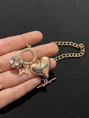 Guess altın guess kalp charm bileklik