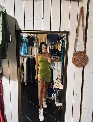 Sırt dekolteli yeşil elbise