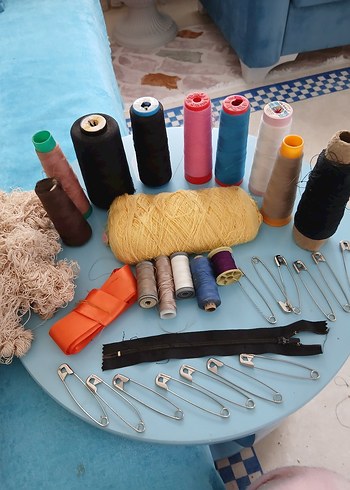 Renkli İplikler ve Dikiş Malzemeleri Seti