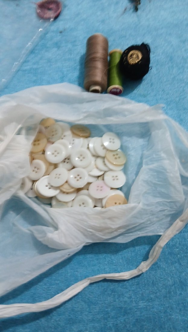 Renkli İplikler ve Dikiş Malzemesi çokça düğme - Görsel 2