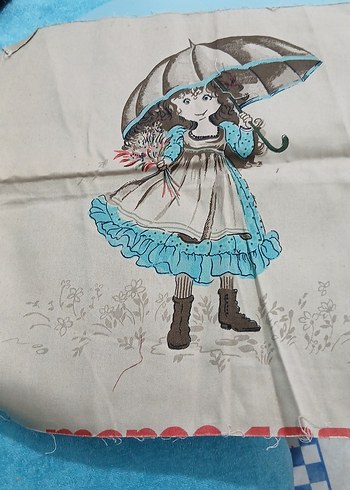 Mavi Pastel Tonlarda Şemsiye Tutan Bebek Desenli Kumaş