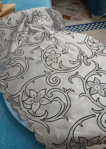 Gri  simli Nakışlı Beyaz Masa Örtüsü - Görsel 3